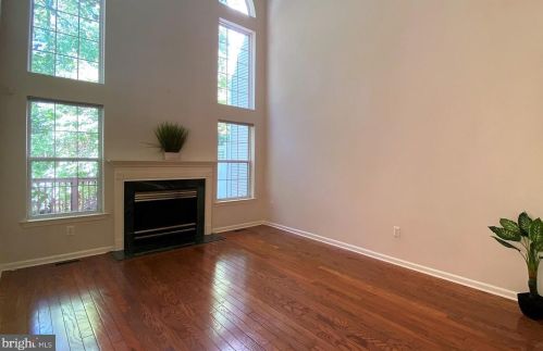8 Burr Dr, Princeton NJ  08540-1950 exterior