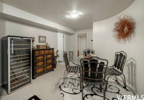 6 Mistywood Ln, Sandy UT 84092-4850 exterior