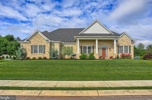 2712 Farnham Ln, York, PA 17408-9068