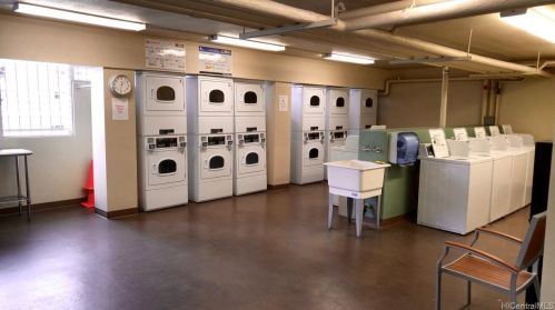 2452 Tusitala St, Honolulu HI  96815-3154 exterior