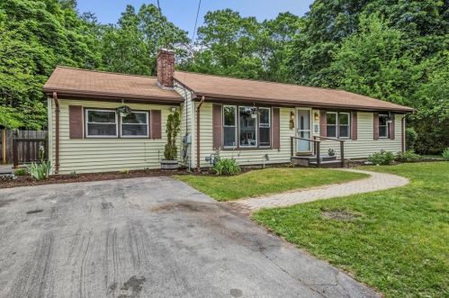 105 Brookside Dr, North Kingstown, RI 02852-2005