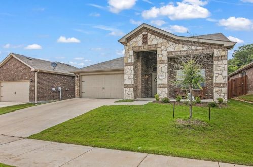 213 Balcones Dr, Fort Worth, TX 76108
