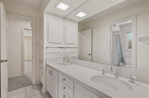 3819 Cabeza De Vaca Cir, Irving TX  75062-3841 exterior