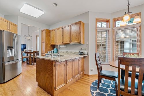 318 Reserve Cir, Willowbrook, IL 60514-1565