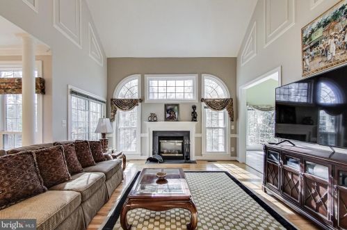 6420 Lake Meadow Dr, Springfield VA  22015-3927 exterior