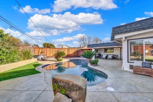 360 Magnolia Ave, Vacaville, CA 95688-4342