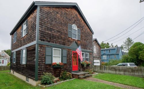 31 Earl Ave, Middletown, RI 02840-4021