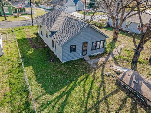 511 Travis St, Granbury, TX 76048-2158
