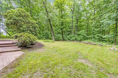 1090 Avery St, Wapping CT  06074-2301 exterior