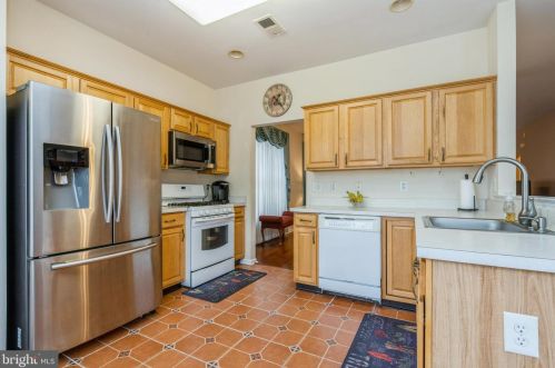 39 Mockingbird Dr, Trenton NJ  08690-3565 exterior