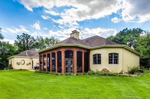 8901 Maple Ave, Willowbrook IL 60527-6469 exterior