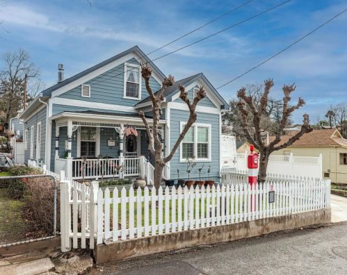 302 Center St, Jackson, CA 95642-2427