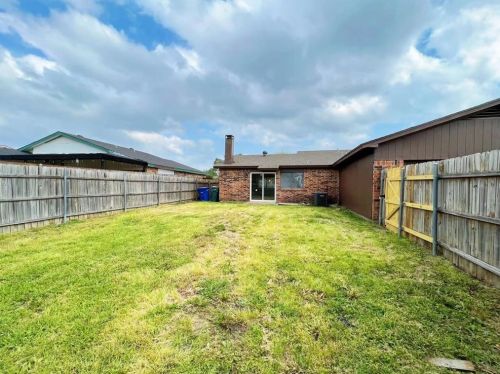 2219 Crockett Dr, Carrollton TX 75006-7753 exterior