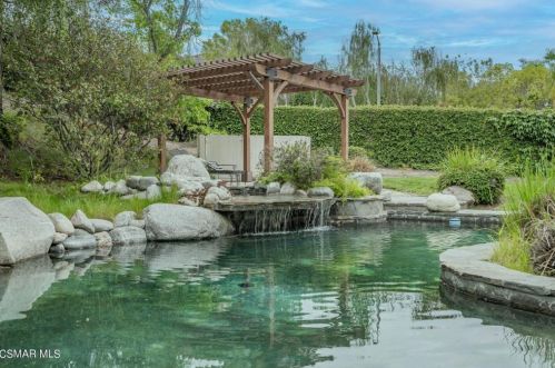 690 Larchmont St, Simi Valley, CA 93065-7003