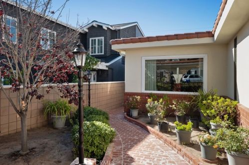 3521 Pine Ave, Manhattan Beach, CA 90266-3621