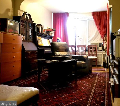 544 Melville St, Philadelphia, PA 19143-2110