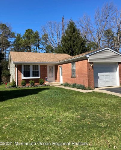 17 Bowie Ct, Lakehurst, NJ 08759-1918