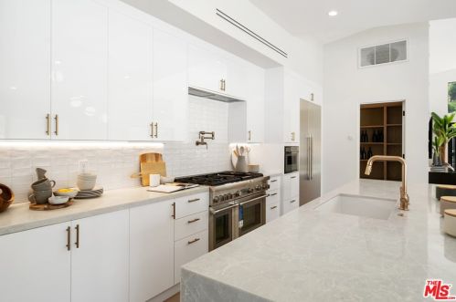17137 Escalon Dr, Van Nuys CA  91436-4029 exterior