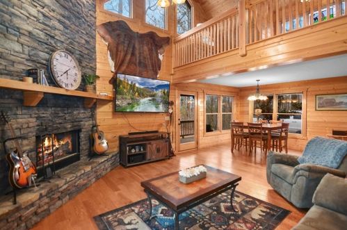 739 Mango Ln, Ellijay, GA 30540-6738