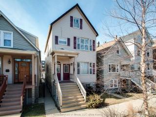 2926 Seeley Ave, Chicago, IL 60618-8211
