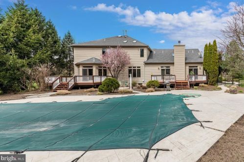 8 Tomlyn Dr, Princeton NJ  08540-4316 exterior