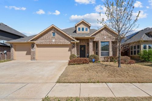921 Longhorn Dr, Aubrey, TX 76227-2329