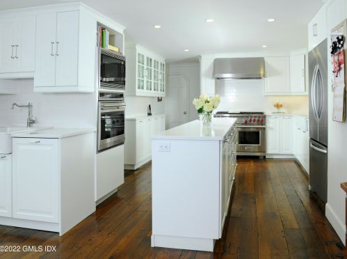 331 Round Hill Rd, Greenwich CT  06831-3303 exterior