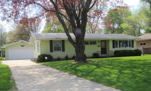 433 Lake Ave, Bull Valley, IL 60014-5715