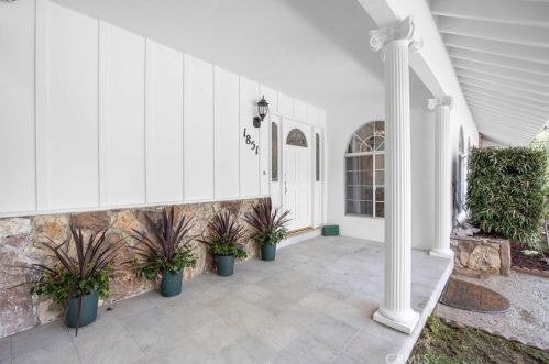 1851 Greenbriar Rd, Glendale CA  91207-1064 exterior