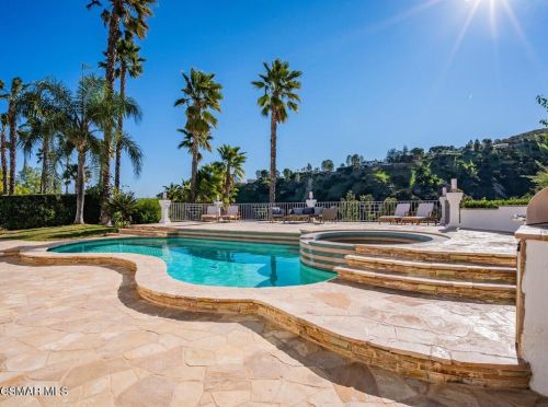 24050 Park Casino, Calabasas CA  91302-2536 exterior