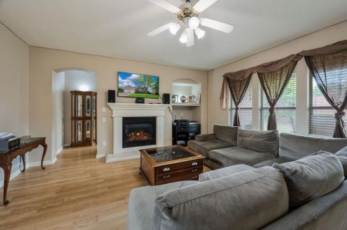 7002 Woodsprings Dr, Garland TX 75044-2147 exterior