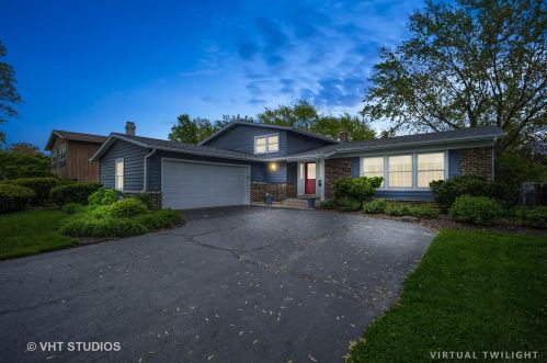 319 Tanglewood Dr, Arlington Hts, IL 60004-1903