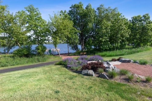 925 Sterling Heights Dr, Antioch, IL 60002-6223