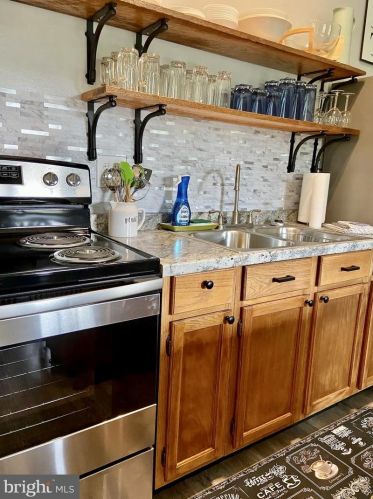 15 Meadow View Dr, Lost City WV 26810-8523 exterior