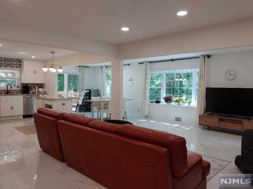 27 Morningside Ave, Cresskill, NJ 07626-1511
