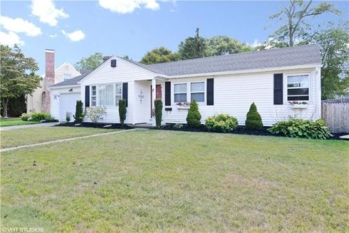 15 Dedham Rd, Warwick, RI 02888-3409