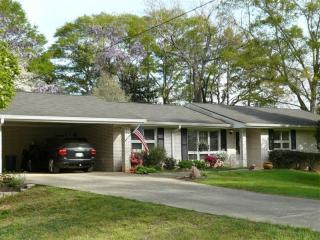 1055 Tuxedo Ct, Roswell, GA 30075-3915