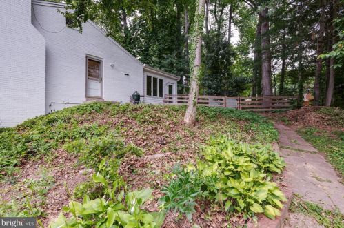 5623 Queensberry Ave, Springfield VA  22151-2711 exterior