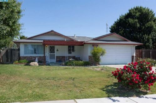 1310 Cypress Ln, Lemoore, CA 93245-1758