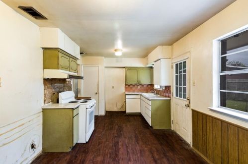 1854 Wintergreen Rd, Carrollton TX 75006-7543 exterior