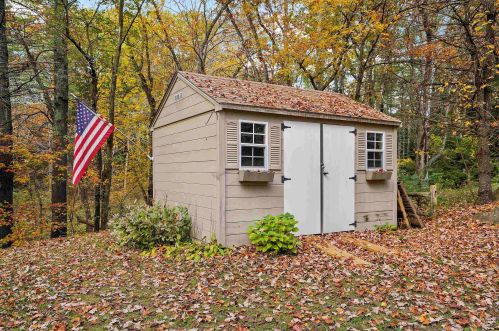 8 Windsor Blvd, Londonderry NH  03053-3662 exterior