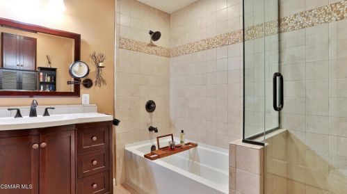 5474 Geoffrey Ave, Simi Valley CA  93063-4123 exterior