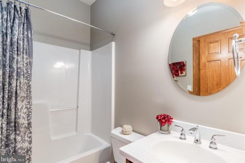 5 Linden Dr, Carlisle PA 17015-6906 exterior