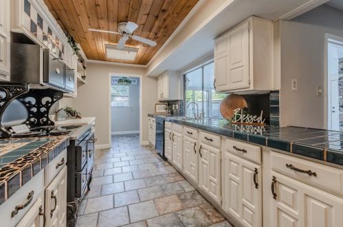 1939 Rambling Rdg Ln, Carrollton TX 75007-3154 exterior