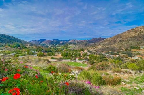 6691 Dehesa Rd, El Cajon, CA 92019-1708