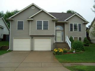 6809 Cresthill Dr, Davenport, IA 52806-1577