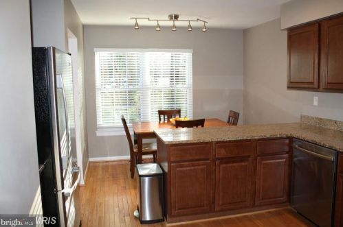 2046 Headlands Cir, Herndon, VA 20191-3638