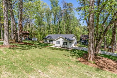 5084 Rock Glen Dr, Stone Mountain, GA 30088-2437