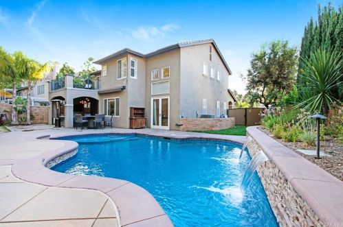 8730 Foxhollow Dr, Anaheim CA  92808-1674 exterior