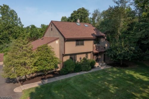 11 Charlotte Dr, Lebanon, NJ 08833-4014